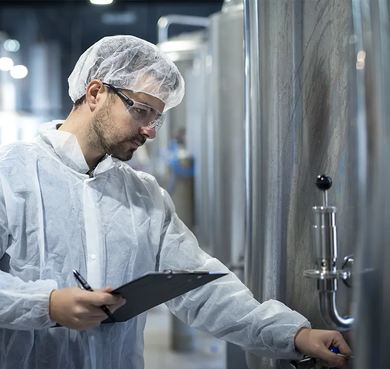 Técnico da i9 Frio em atendimento de câmara fria